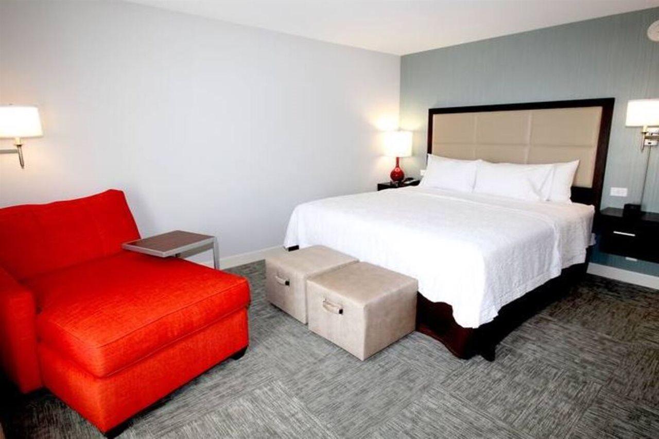 Hampton Inn- Суффолк Экстерьер фото