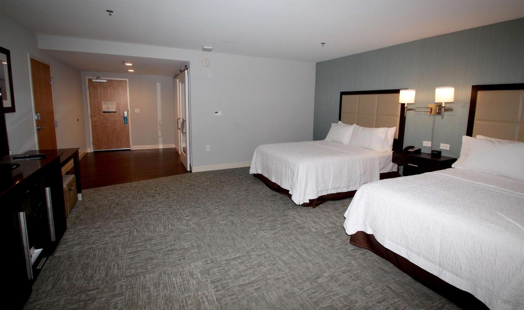 Hampton Inn- Суффолк Экстерьер фото